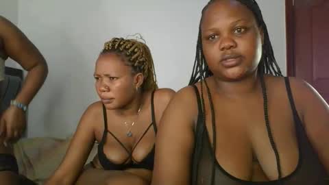 Snapshot of sassie_bee chatting on October 26, 1:34 am sassie_bee online show from October 26, 1:34 am