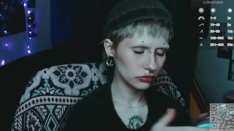 pronoun she. name Mary. age 21. online show from May 9, 9:50 pm