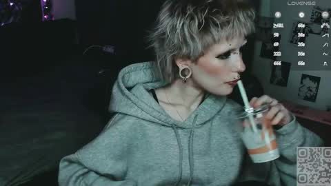 pronoun she. name Mary. age 21. online show from May 13, 7:08 pm