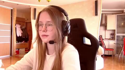 scarletta_ online show from March 25, 8:17 am