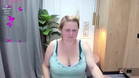 Snapshot of scarlettsoft chatting on October 5, 5:23 am Scarlett online show from October 5, 5:23 am