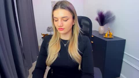 selenaemoore online show from March 5, 3:46 am