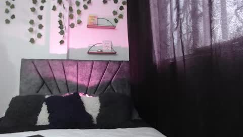 Snapshot of sensual_flame chatting on February 23, 7:01 pm Camille and sophie online show from February 23, 7:01 pm