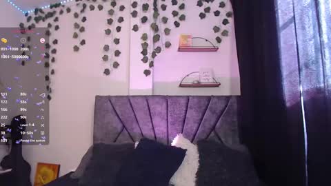 Snapshot of sensual_flame chatting on February 22, 8:37 pm Camille and sophie online show from February 22, 8:37 pm