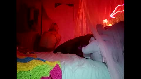 Snapshot of sexxileeah42o chatting on October 12, 7:22 am Leeah CloudZzz online show from October 12, 7:22 am