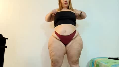 Snapshot of sexy_curvi chatting on February 12, 5:05 pm karla           instagram  online show from February 12, 5:05 pm