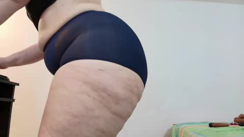 Snapshot of sexy_curvi chatting on February 16, 5:15 pm karla           instagram  online show from February 16, 5:15 pm