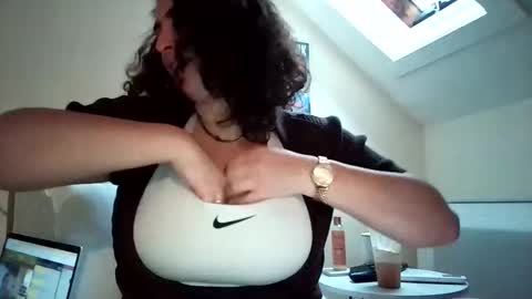 ETERNAL GODDESS WOMAN  online show from October 31, 8:35 pm