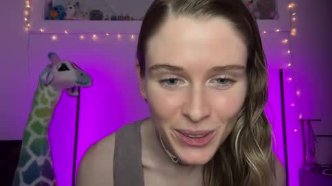 Snapshot of shadebabe chatting on December 7, 8:00 am shadebabe online show from December 7, 8:00 am