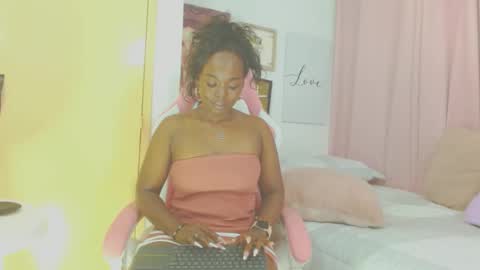 Snapshot of shaira___ chatting on December 7, 12:52 am Shaira online show from December 7, 12:52 am