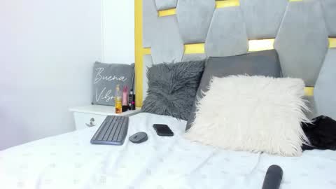 shantallfoxxie online show from March 12, 4:59 am