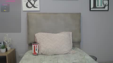 Snapshot of shara_rios chatting on October 15, 1:46 pm shara_rios online show from October 15, 1:46 pm