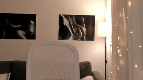 shesleepsnaked online show from February 11, 6:09 pm