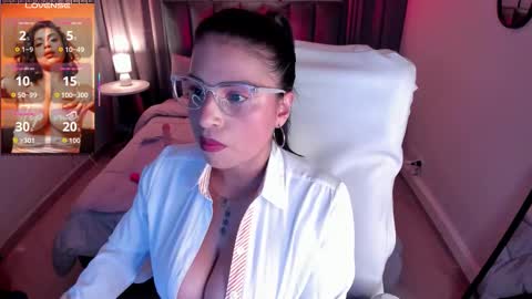 Snapshot of sheyla_hills_ chatting on October 23, 4:51 am Sheyla online show from October 23, 4:51 am