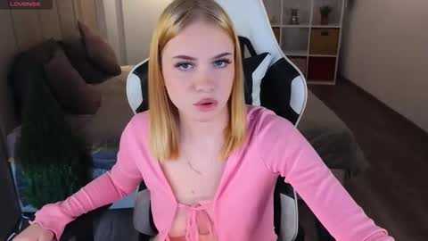 shinyluna online show from November 30, 9:57 am