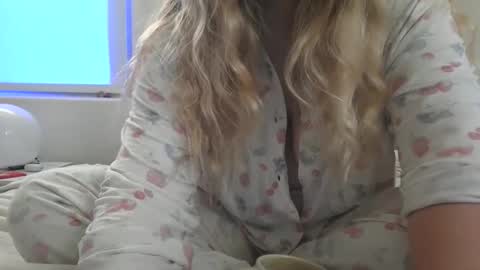 Elyse online show from November 30, 8:35 pm