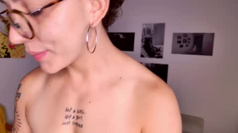 Snapshot of simone_4201 chatting on March 1, 12:45 pm Sim. online show from March 1, 12:45 pm