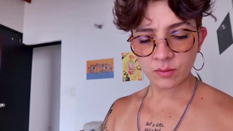 Snapshot of simone_4201 chatting on October 26, 7:42 pm Sim. online show from October 26, 7:42 pm