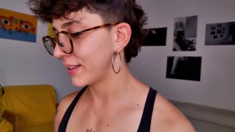 Snapshot of simone_4201 chatting on February 19, 9:47 pm Sim. online show from February 19, 9:47 pm