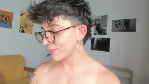 Snapshot of simone_4201 chatting on February 14, 8:15 pm Sim. online show from February 14, 8:15 pm