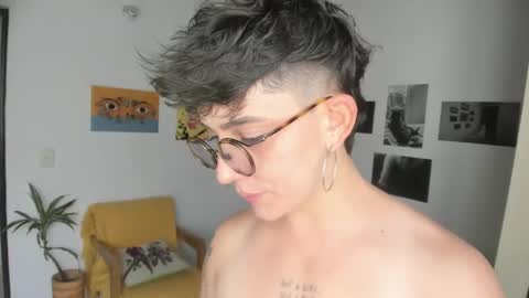 Snapshot of simone_4201 chatting on January 14, 6:07 pm Sim. online show from January 14, 6:07 pm