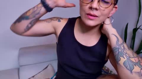 Snapshot of simone_4201 chatting on September 13, 9:45 pm Sim. online show from September 13, 9:45 pm