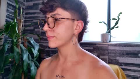 Snapshot of simone_4201 chatting on March 4, 6:07 pm Sim. online show from March 4, 6:07 pm