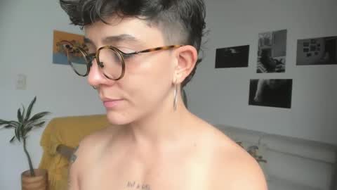 Snapshot of simone_4201 chatting on February 8, 3:10 pm Sim. online show from February 8, 3:10 pm