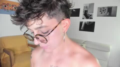 Snapshot of simone_4201 chatting on February 7, 11:45 pm Sim. online show from February 7, 11:45 pm