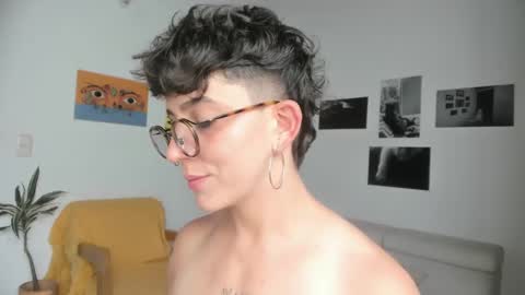 Snapshot of simone_4201 chatting on February 4, 6:38 pm Sim. online show from February 4, 6:38 pm