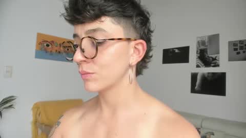 Snapshot of simone_4201 chatting on January 24, 7:28 pm Sim. online show from January 24, 7:28 pm