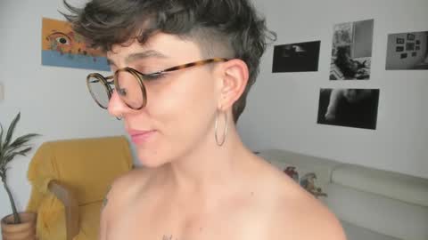 Snapshot of simone_4201 chatting on February 10, 9:04 pm Sim. online show from February 10, 9:04 pm