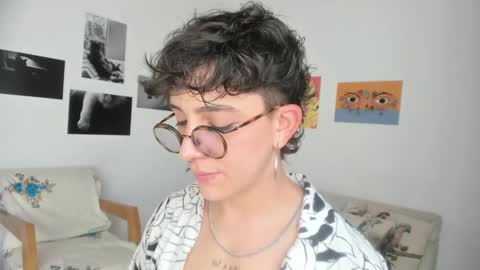 Snapshot of simone_4201 chatting on December 10, 7:32 pm Sim. online show from December 10, 7:32 pm