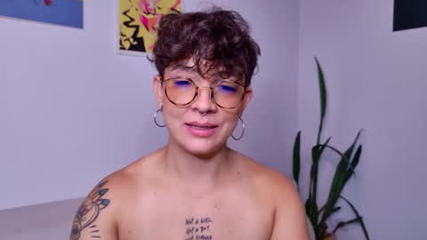 Snapshot of simone_4201 chatting on September 15, 11:51 am Sim. online show from September 15, 11:51 am