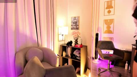 Ellie online show from June 4, 9:08 pm