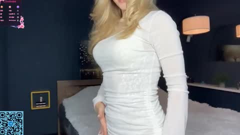 Snapshot of skyeveil chatting on October 24, 7:10 pm Skye online show from October 24, 7:10 pm