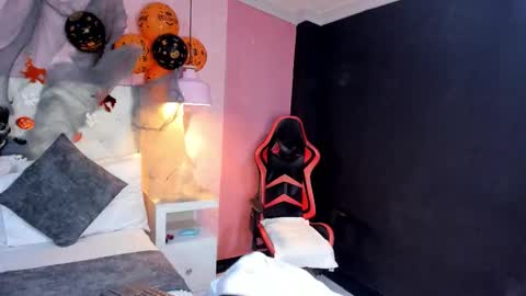 skylerbloom online show from November 1, 3:43 am