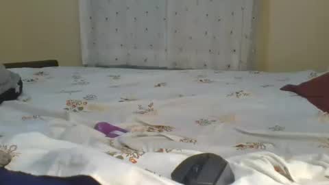 slimgal253 online show from April 25, 1:41 pm