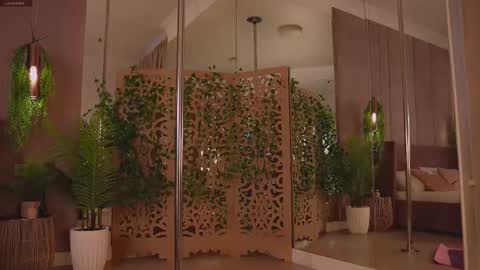 Mia online show from November 8, 7:02 am