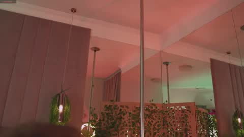 Mia online show from November 17, 6:03 am