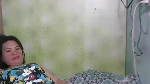 Snapshot of smilinglady27 chatting on December 12, 10:34 am smilinglady27 online show from December 12, 10:34 am