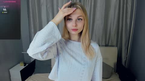 Snapshot of so__sweet chatting on January 6, 6:41 pm Alice - Birthday Girl online show from January 6, 6:41 pm
