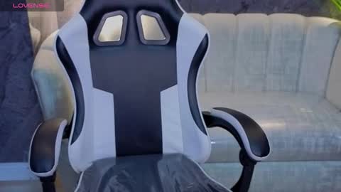 sofia_tx_ online show from December 1, 12:52 pm