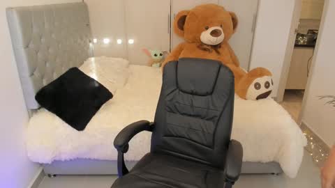 Snapshot of sofiaross1 chatting on February 7, 12:50 pm SOFIA independent model  online show from February 7, 12:50 pm