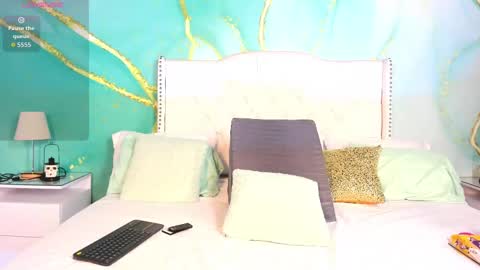 solwynne online show from October 3, 10:15 pm