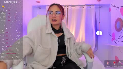 Snapshot of sophiecherry_ chatting on December 6, 10:29 pm   Sophie  IG sophiecherry es   online show from December 6, 10:29 pm