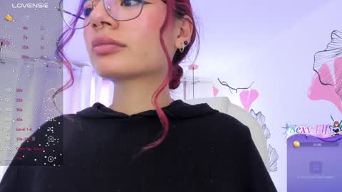 Snapshot of sophiecherry_ chatting on December 2, 8:42 pm   Sophie  IG sophiecherry es   online show from December 2, 8:42 pm