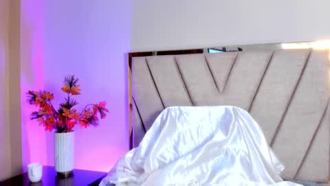 Sophie Johns online show from December 1, 7:05 pm