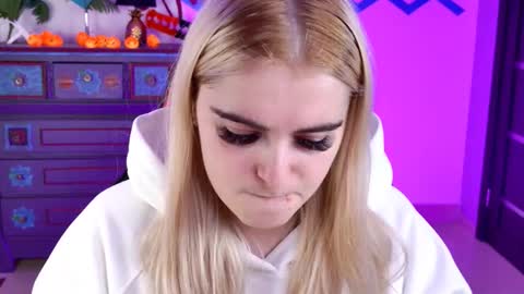 stef_nicks online show from October 29, 9:46 am