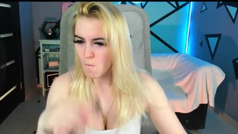 stef_nicks online show from June 11, 7:16 am